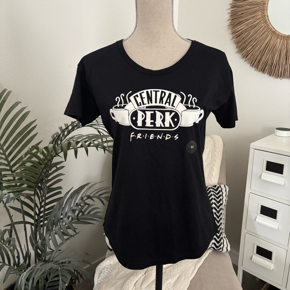 🪴$5/25🪴 NWT Friends Central Perk Graphic Tee Short Sleeve T-Shirt Black Medium